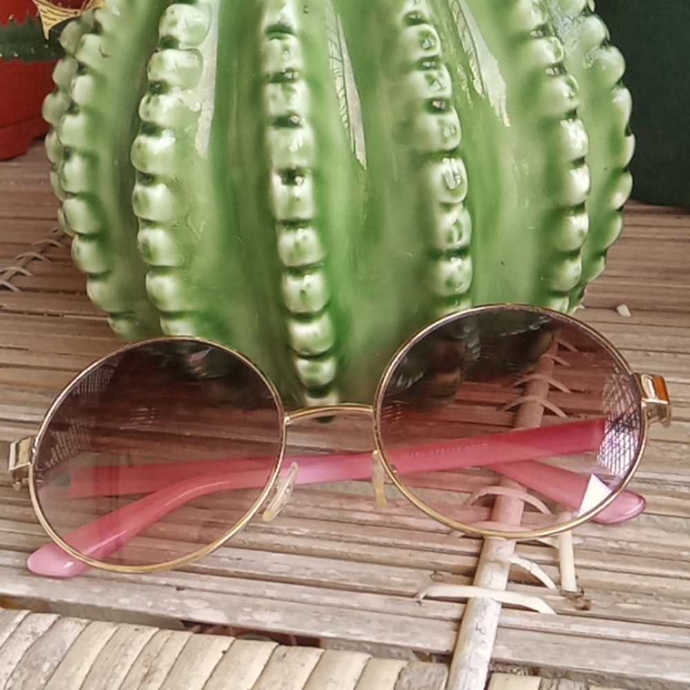 Big round sunglasses